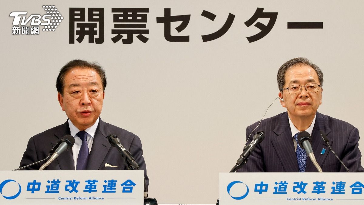 因為眾院選舉慘敗，日本中道改革聯合共同領導人野田佳彥（圖左）與齋藤鐵夫決定引咎辭職。（圖／達志影像路透社）