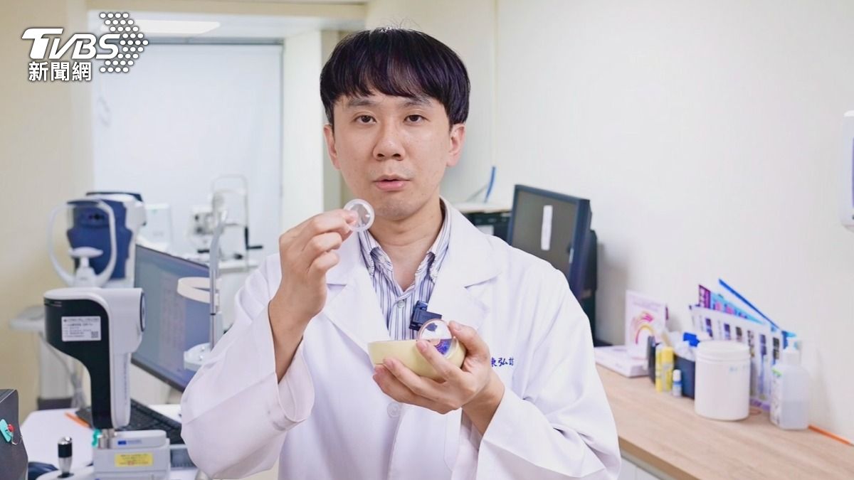藍光不只害失眠！醫示警：睡前滑手機下場慘　罹「這疾病」風險增67%　(圖／ＴＶＢＳ)