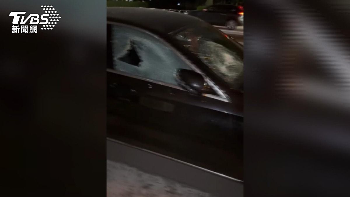 深夜賓士慘遭砸爆!車窗全碎玻璃散落 疑金錢糾紛釀禍。(圖/TVBS)