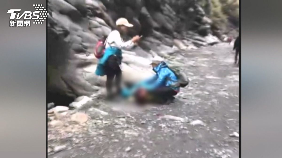 擅闖封鎖「北港溪秘境」58歲女遭落石砸破頭，驚險救援送醫。(圖／民眾提供)