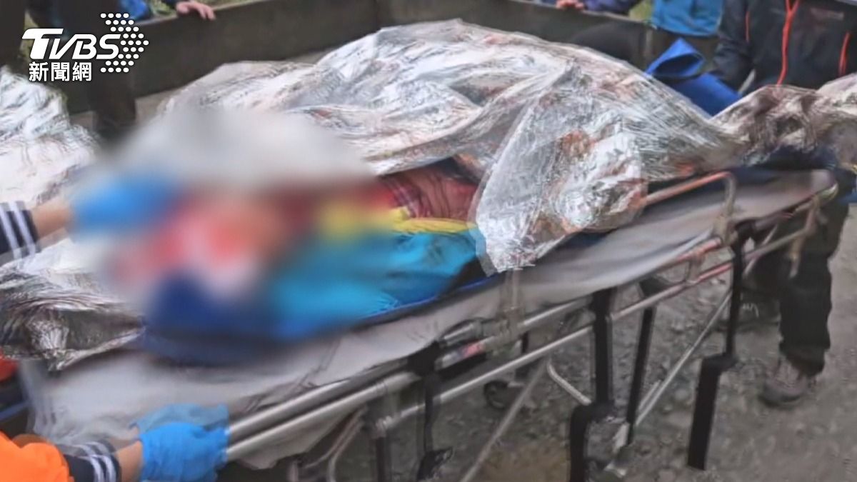 58歲王姓婦人在健走時遭落石重砸頭部，左前額出現約10公分的嚴重撕裂傷。(圖／TVBS)