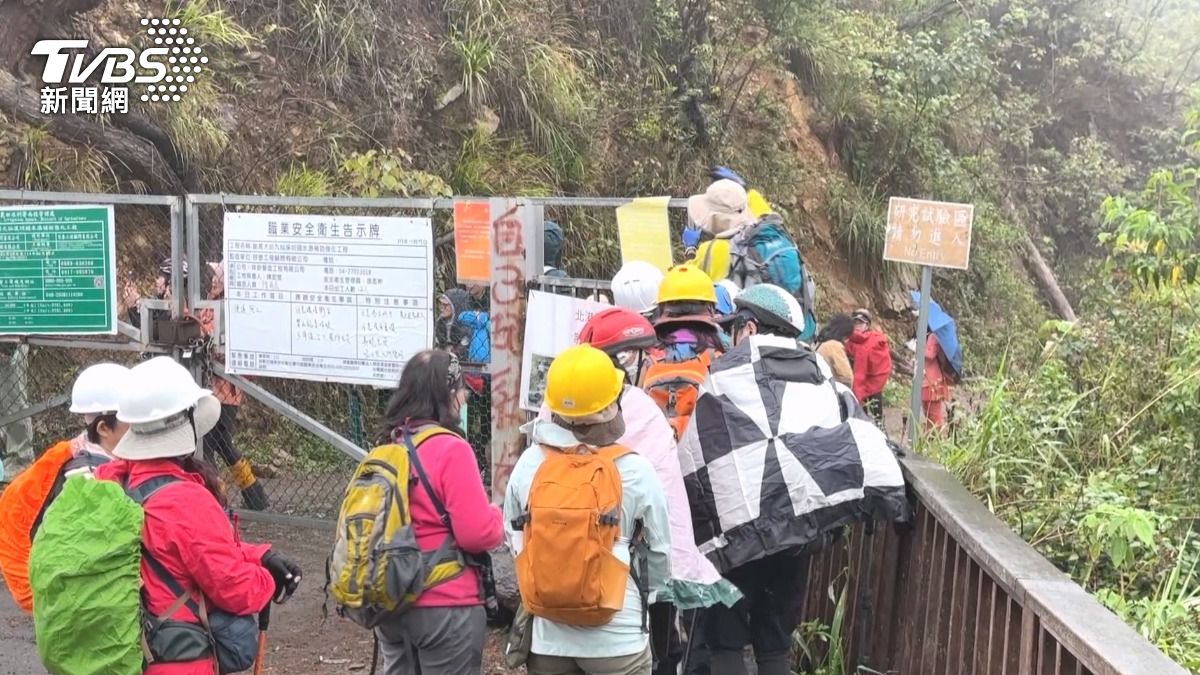 北港溪峽谷秘境擁有天然的一線天峽谷地形，還有野溪溫泉，每年冬季枯水期一到，便吸引不少遊客前往。(圖／TVBS)