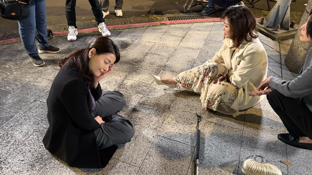 王樂妍(左)、陳珮騏搶謝承均。(圖/三立提供)