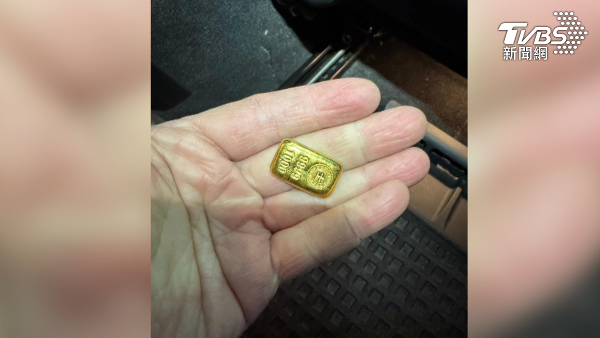 黃金有一個指節大小,跟50元硬幣大小差不多,厚度還要再更厚,洗車也能撿到黃金,原來這車是銀樓老闆的(圖/民眾提供)