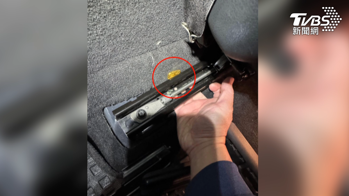 銀樓闆娘點貨時不小心把價值20萬的小金塊掉在車內,翻了一遍都找不到,洗車業者按照多年經驗,5分鐘之內就找黃金(圖/民眾提供)