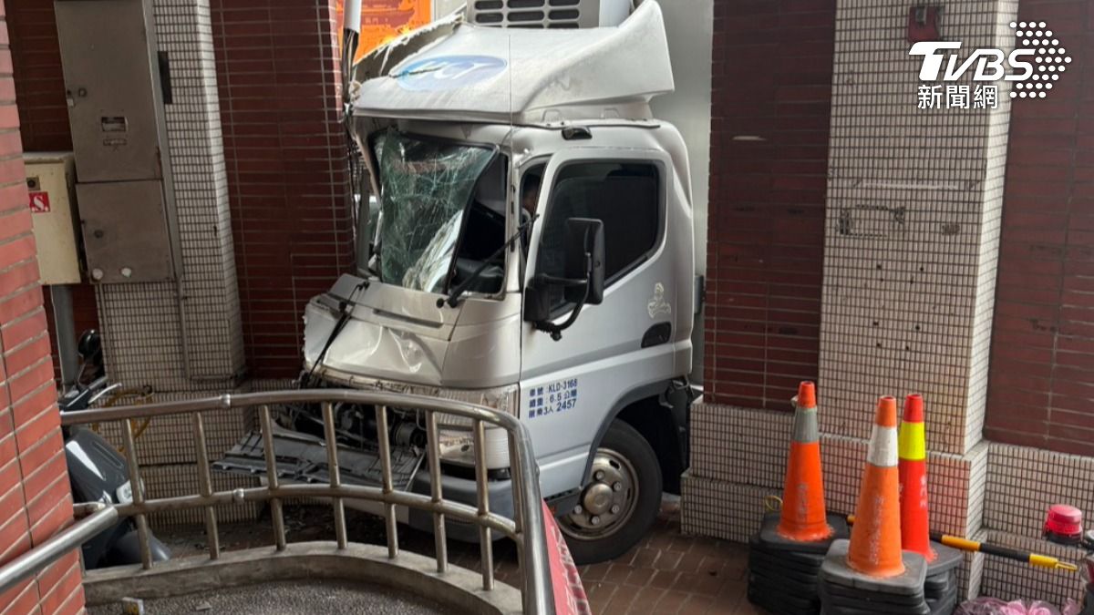 駕駛疑恍神，貨車失控偏離車道，衝撞派出所。（圖／TVBS）