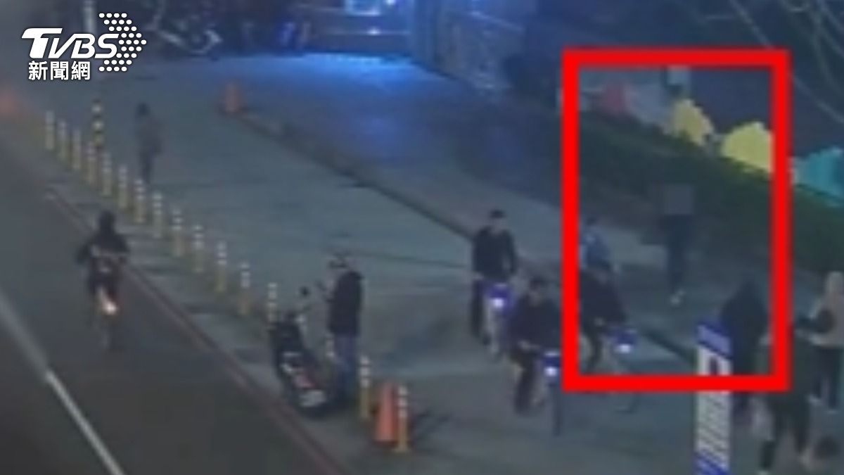 國小停車場遭竊!黑衣男「洗劫機車置物箱」 盜刷2.9萬