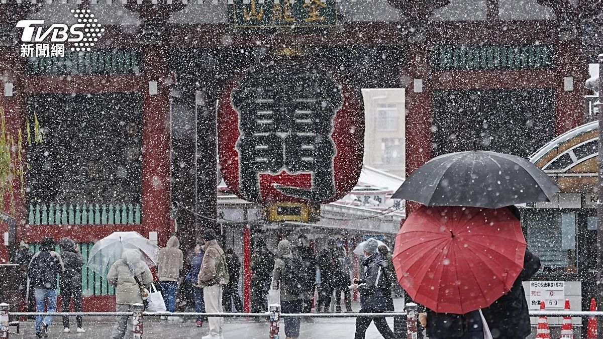 受強烈寒流影響,日本首都東京降到0度以下淺草寺開始飄雪。(圖/達志影像美聯社)