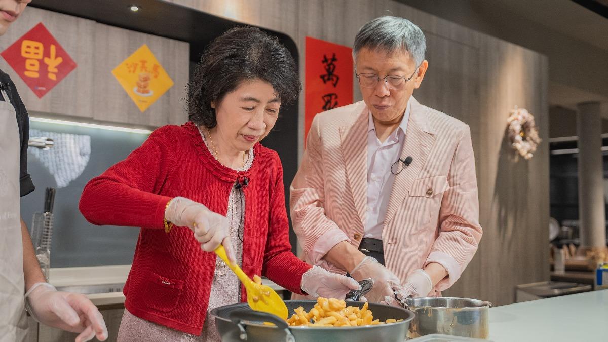 民眾黨創黨主席柯文哲便與妻子陳佩琪錄製過年特別節目,學習如何製作沙琪瑪。(圖/民眾黨提供)