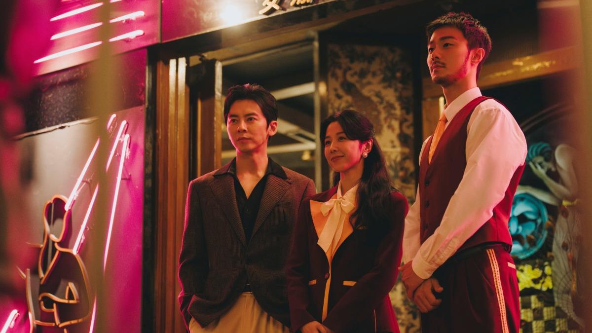 李國毅(左起)、邵雨薇、施柏宇主演《微醺大飯店1980s》。(圖/一念電影提供)
