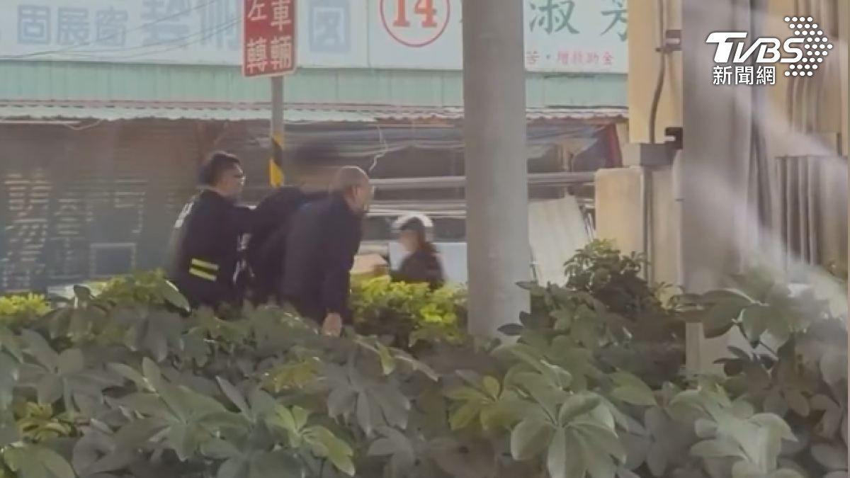 嫌犯搶走240萬逃走在員警包圍下，而這個地點就出現在國道10號的翠華閘道口，眼看進退兩難，駕駛只好束手就擒（圖／翻攝Threads_hellovic0202）