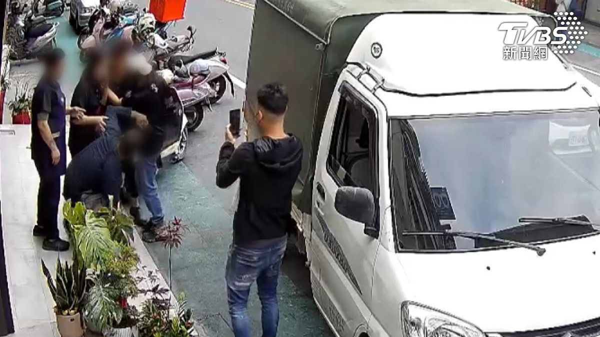 討債男遭控「演很大」自摔.碰瓷  店家報警 