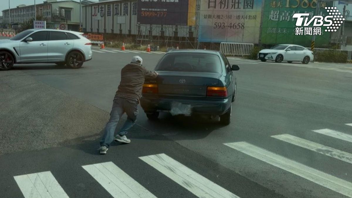 男子嫌拖吊貴,另外還有一點是距離平面道路只有15公尺,因此男子一氣之下徒手把車子推到前方道路(圖/翻攝臉書@台南道路救援(張家班))