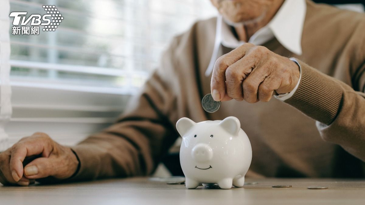隨著物價逐年上漲，三木千奈認為，僅是不買東西將錢以現金方式省下存起來，不僅降低生活品質，連購買力也下降了。（示意圖／shutterstock達志影像）