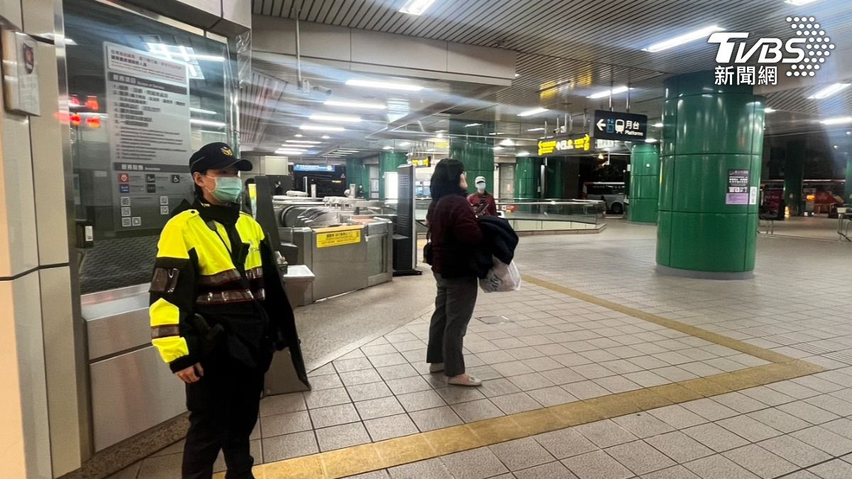 快訊/北捷新店站傳「當眾亮刀」!警鎖定特徵:正追查一戴帽翁