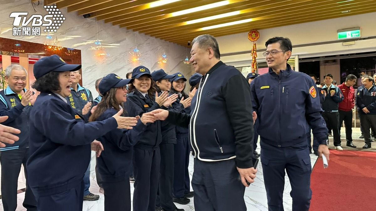 新北市議長蔣根煌至新莊分局慰問。（圖／TVBS）