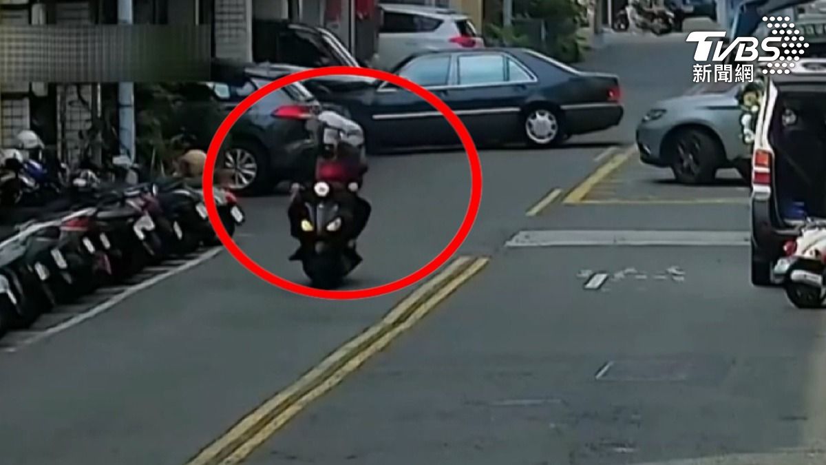 八旬夫妻當開車從地下室出來，失控衝到對向騎樓，還險撞到路過雙載騎士。（圖／TVBS）
