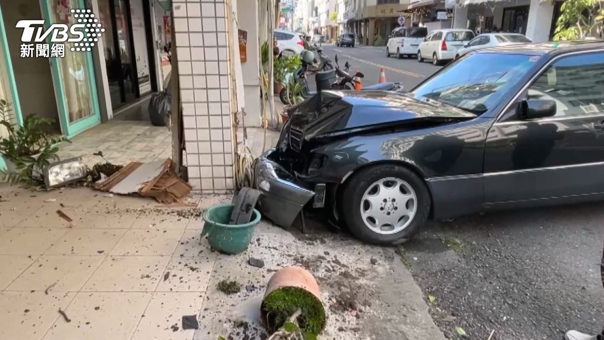 87歲駕駛地下室出來失控，除了險撞到路過雙載騎士，還差點撞進對向民宅。（圖／TVBS）