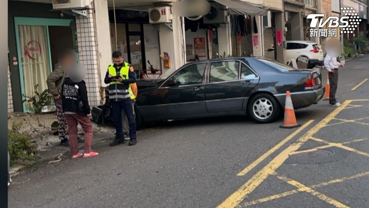 疑操作不當，八旬夫妻檔開車出地下室救出事，高齡駕駛再引發議論。（圖／TVBS）