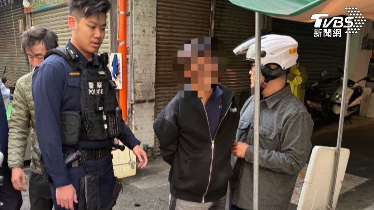 47歲張姓搶匪，在嘉義市東市場，假買賣真搶劫銀樓，出門跌倒被民眾圍捕。（圖／TVBS）