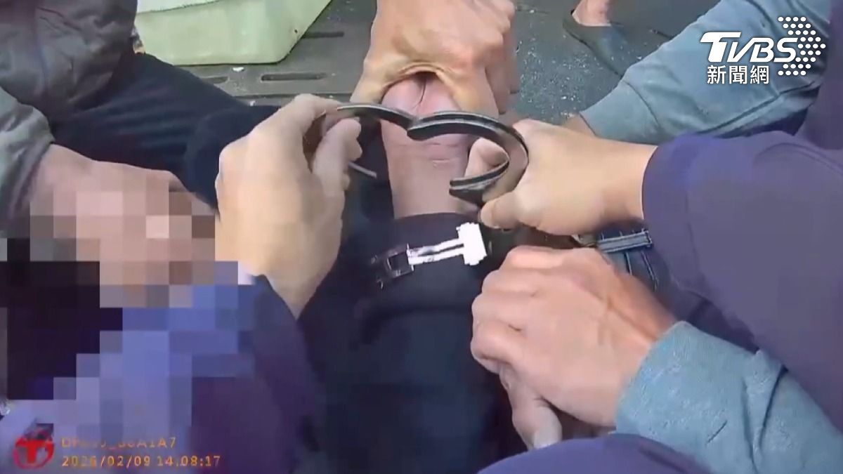嫌犯預先勘查地形，還留了一部沒熄火的機車，結果不及逃跑就被逮。（圖／TVBS）