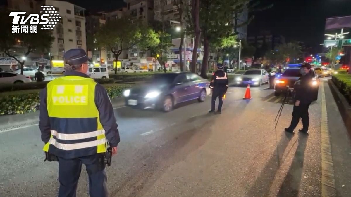 高雄市政府警察局動員17個分局與外勤大隊共520名警力加入全市擴大臨檢及路檢勤務。（圖／TVBS）