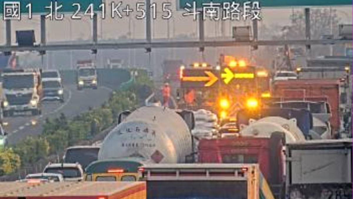 快訊/上班快改道!國1斗南路段4車追撞「嚴重回堵」中