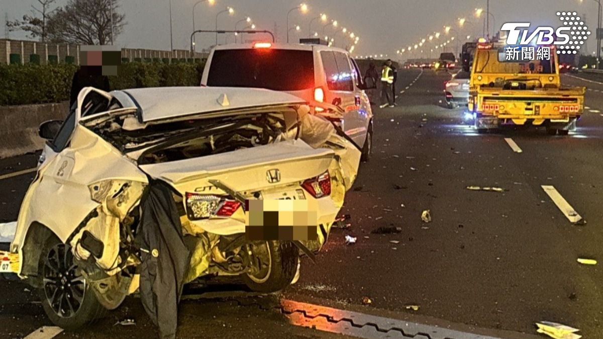 國1斗南段多車撞「轎車慘變鐵球」 男駕駛下車遭夾死亡