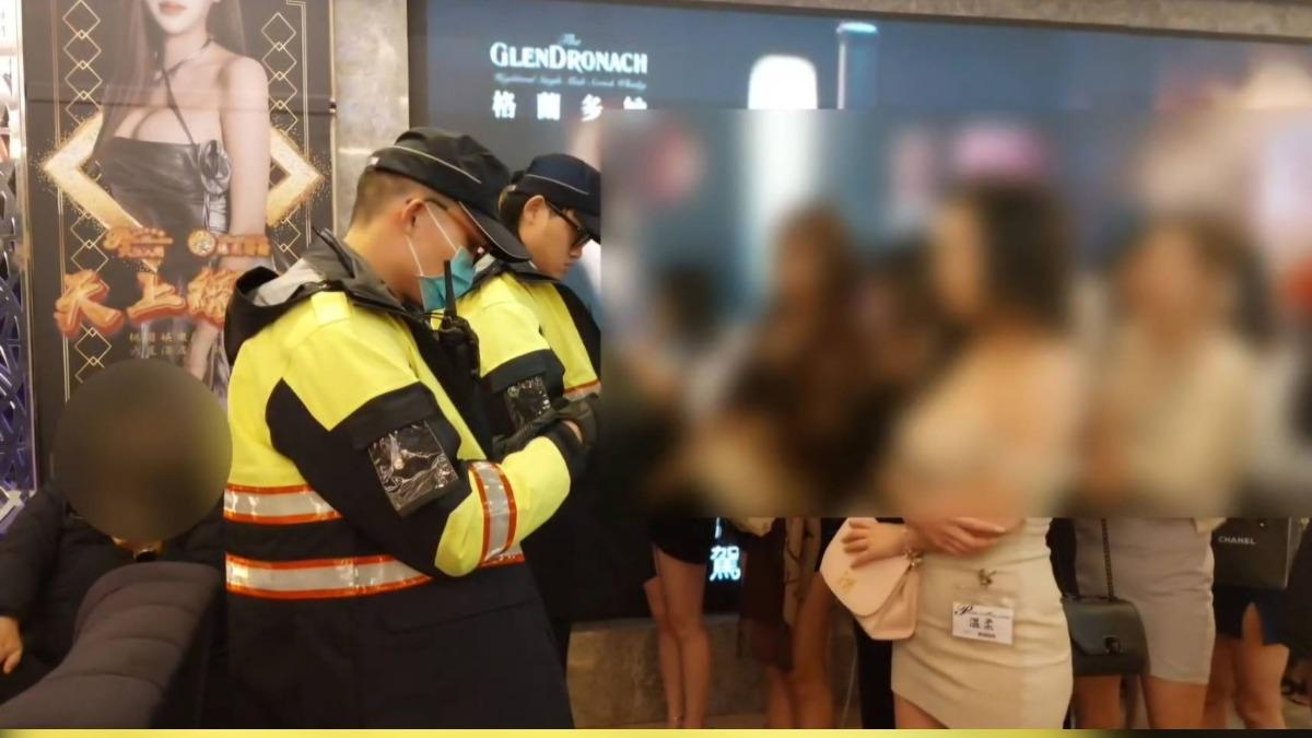 桃園警方臨檢娛樂場所。（圖／ＴＶＢＳ攝）