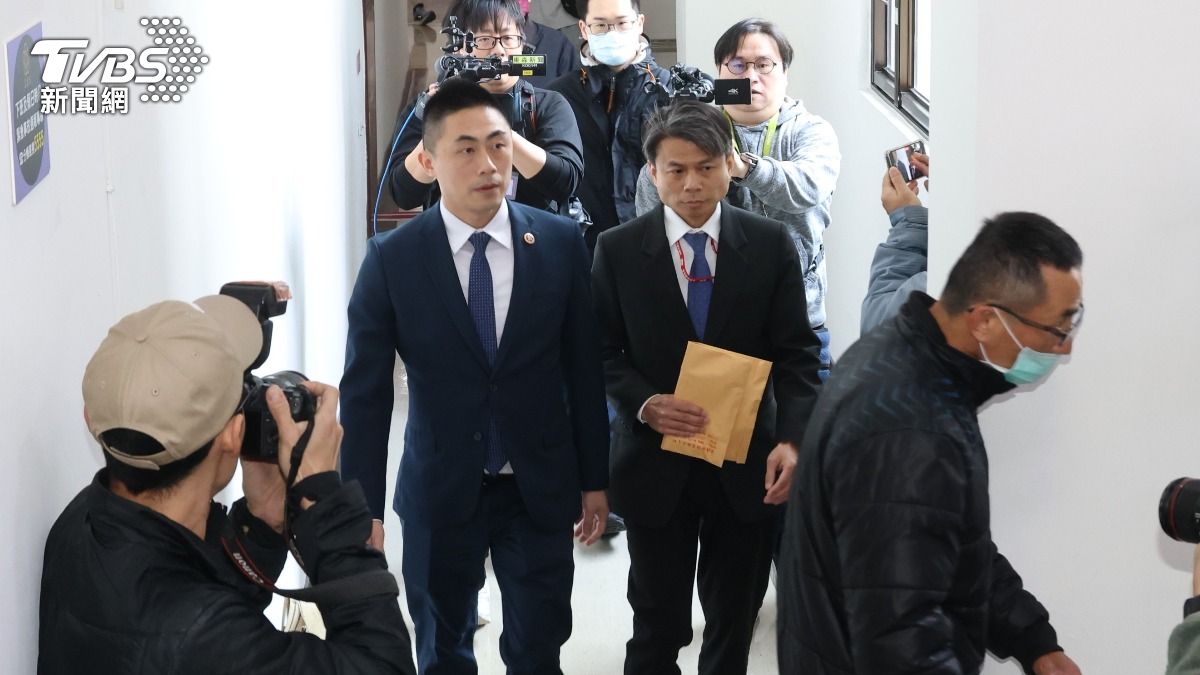 北檢主任檢察官曾揚嶺帶隊搜索高金素梅國會辦公室。（圖／胡瑞麒攝）