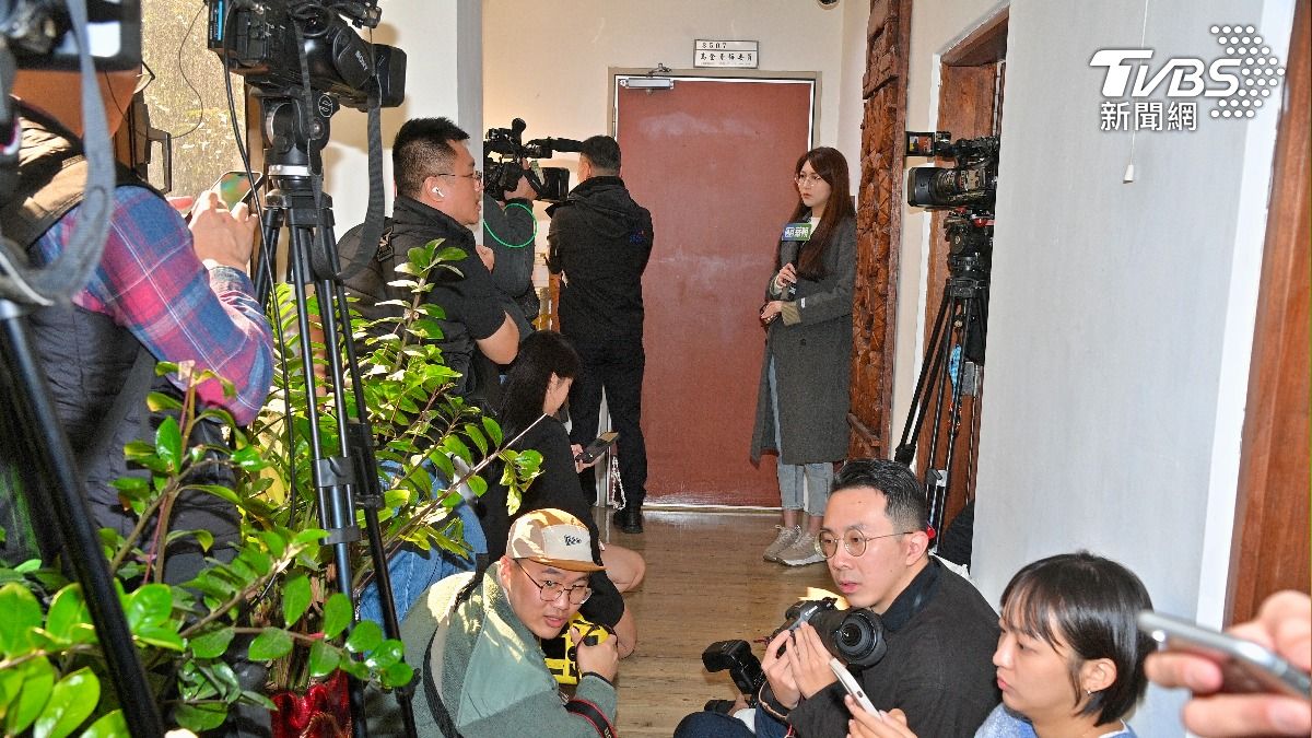 大批媒體守候在高金素梅立委辦公室外。(圖／胡瑞麒攝)