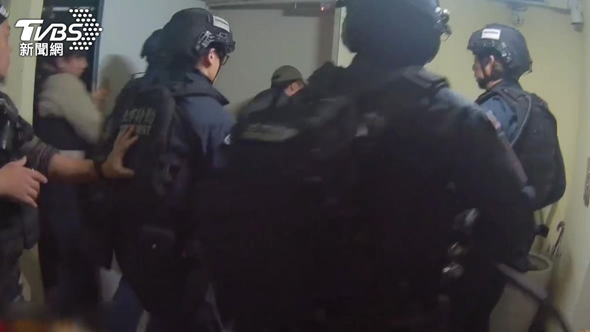 特勤警荷槍實彈破門攻堅。(圖/TVBS)