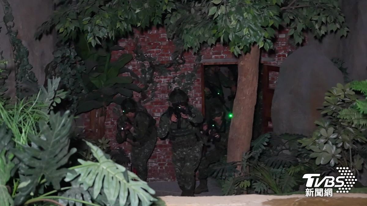 國軍北測中心的二代「戰場抗壓館」，經過更新、升級，於今年重啟。供部隊在進訓基地前，先進行戰場抗壓的心理素質訓練。(圖／TVBS)