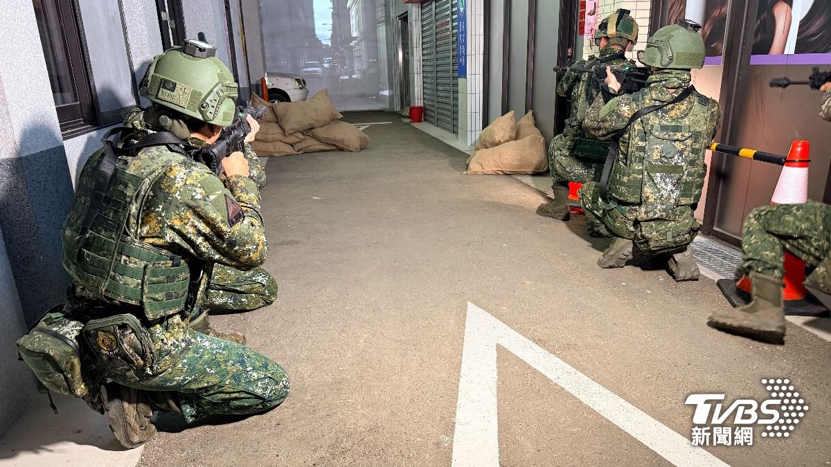國軍北測中心「戰場抗壓館」，實體場景包含叢林與城鎮。藉由高度仿真的陳設與氣味、音效和模擬接戰系統，考驗官兵應對和心理耐受度。(圖／TVBS)