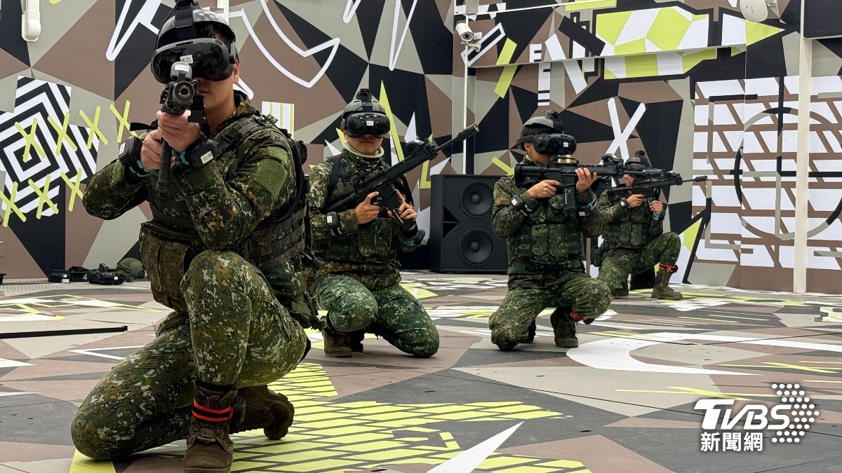 戰抗館的VR虛擬實境區。官兵穿戴感測器與VR眼鏡；地板也會模擬砲擊造成的震動，訓練官兵在極度不穩定的環境中應對敵人。(圖／TVBS)