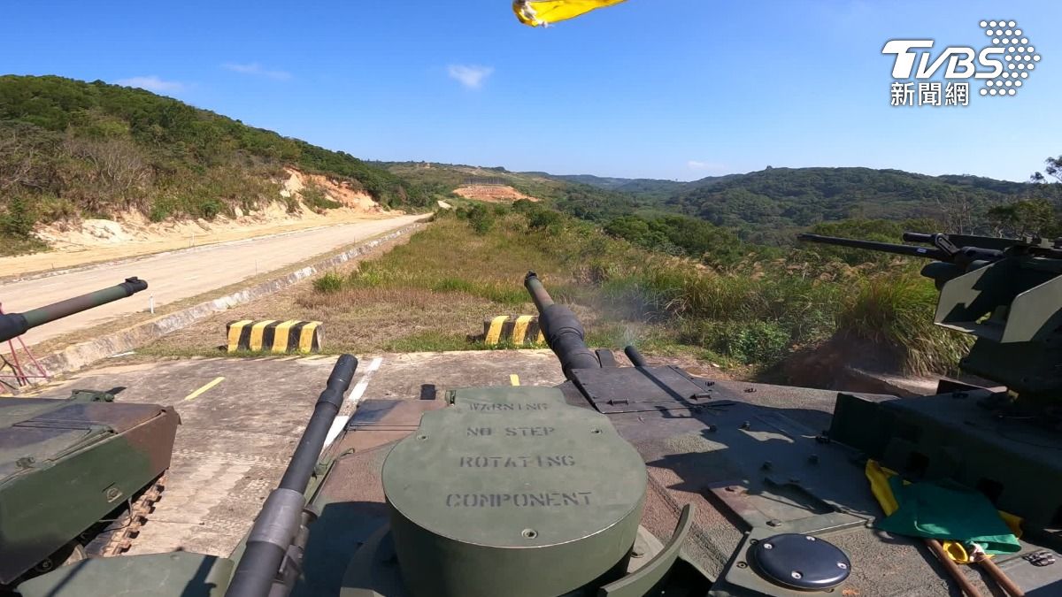 陸軍新式基地訓練「CTC 2.0」，首批進訓的584旅，麾下M1A2T戰車正在進行同軸機槍的實彈鑑測。(圖／TVBS)