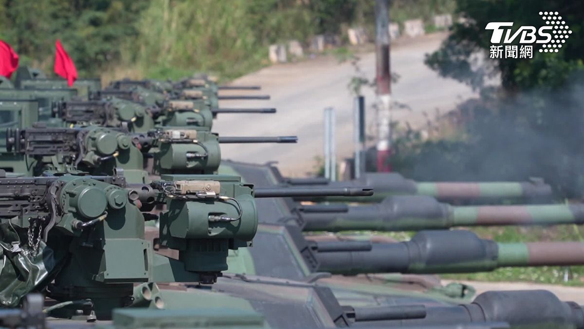 M1A2T戰車進行遙控槍塔實彈射擊鑑測。(圖／TVBS)