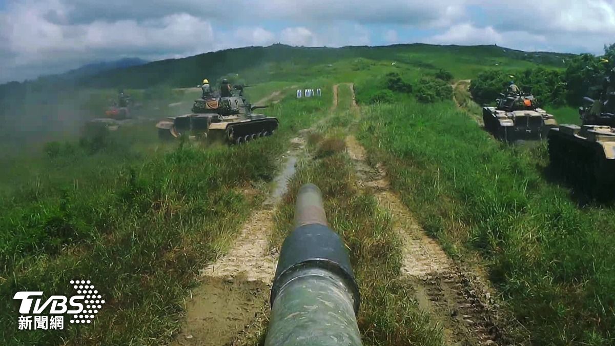 新式基地訓練，每一階段訓練都必須合格，才能進入下一關卡。軍方強調，過去「按表操課、走完流程、準時下聯勇」的思維，已不再適用。新制度的目標是讓部隊能培養出具備獨立思考能力、能單獨面對戰場環境的幹部與單位。(圖／TVBS)