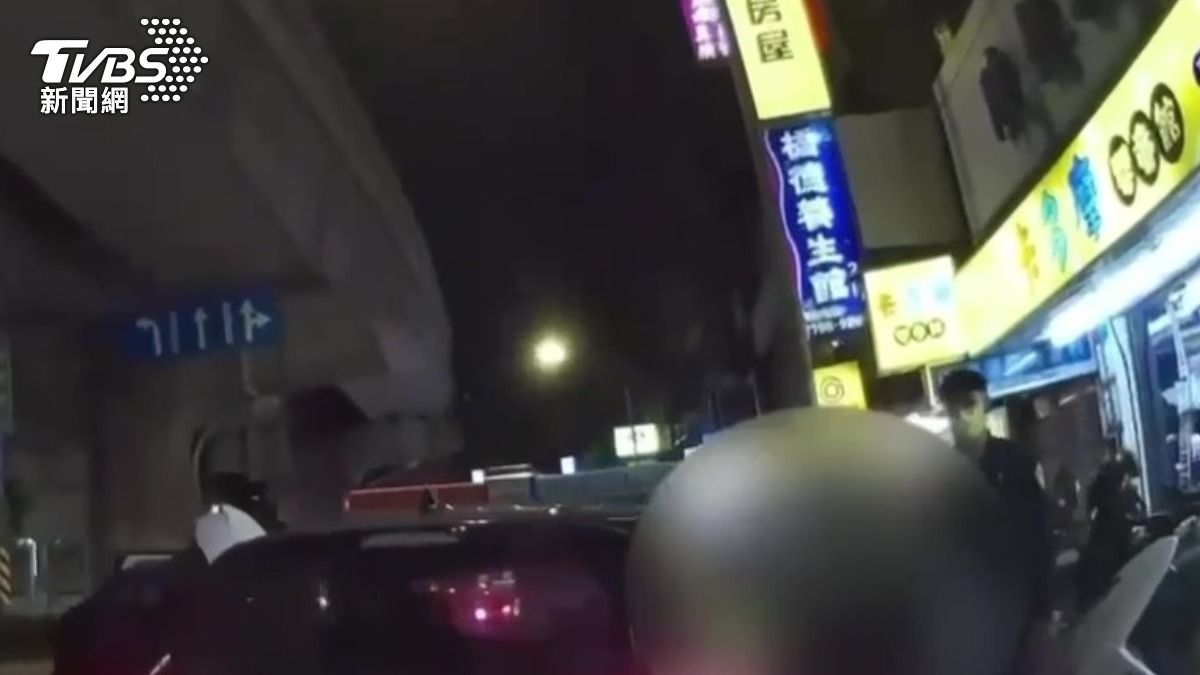 嫌犯在路上閒晃遭警方發現逮捕。(圖/TVBS)