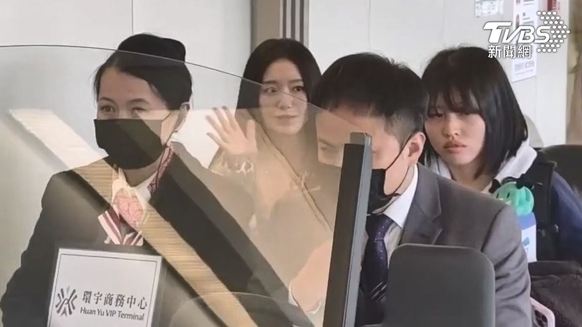 被問到是否回台過年，舒華回應是為了工作。（圖／林志偉攝）