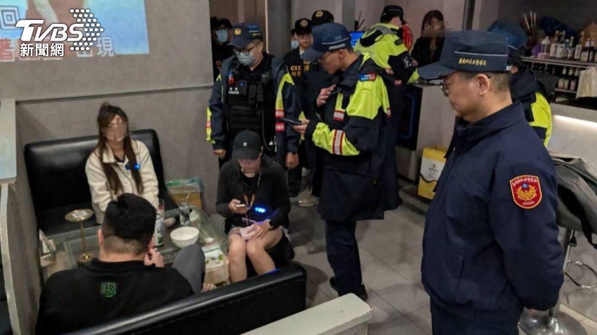 台南490警深夜大動員掃盪酒店　包廂「整排美腿列隊」超吸睛