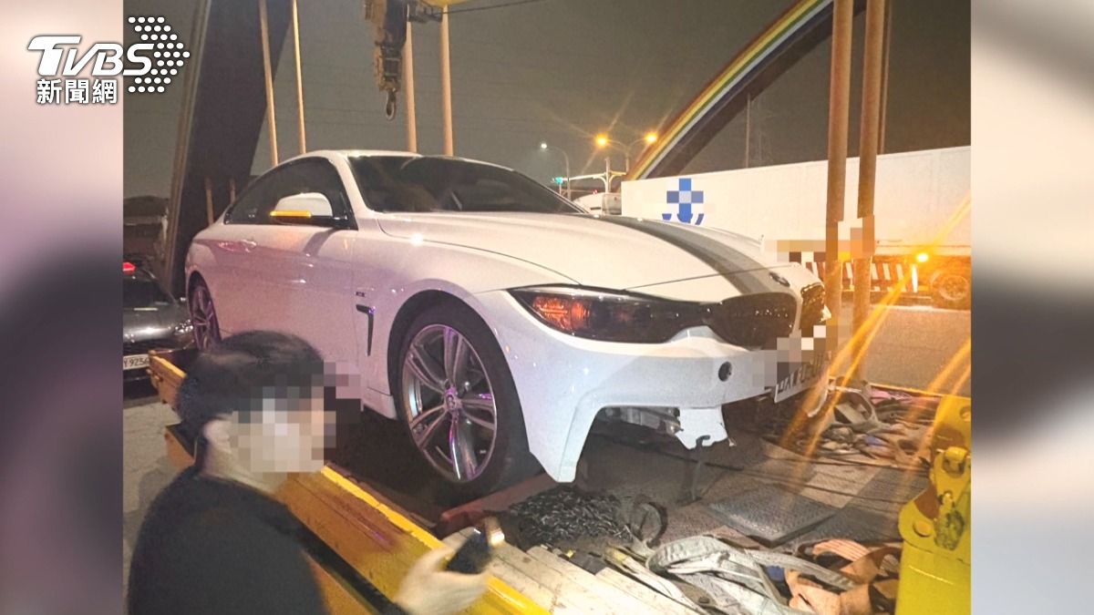 國道驚見輪胎皮！15車閃避不及全撞上。(圖／TVBS)