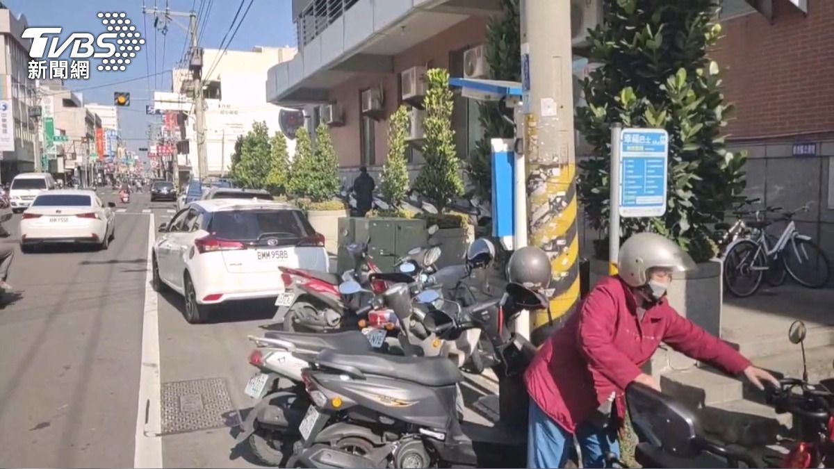 整條路都他報的!檢舉達人遭居民包圍。(圖/TVBS)