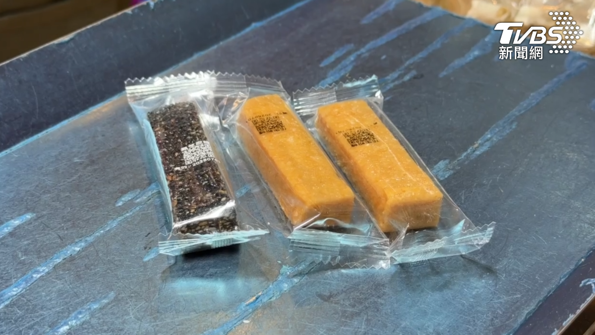 高雄年貨大街一名消費者購買三根花生糖後結帳發現售價高達144元,直呼物價太誇張。(圖/TVBS)