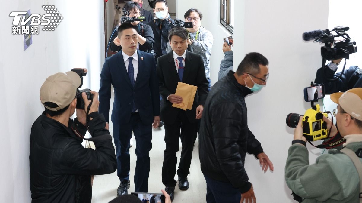 調查局國安站主任楊任之緊貼北檢主任檢察官曾揚嶺。(圖/TVBS)