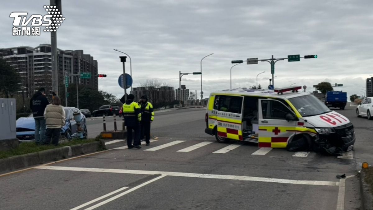 鳴笛仍被撞!桃園救護車遭轎車「攔腰撞上」 2車5人全送醫