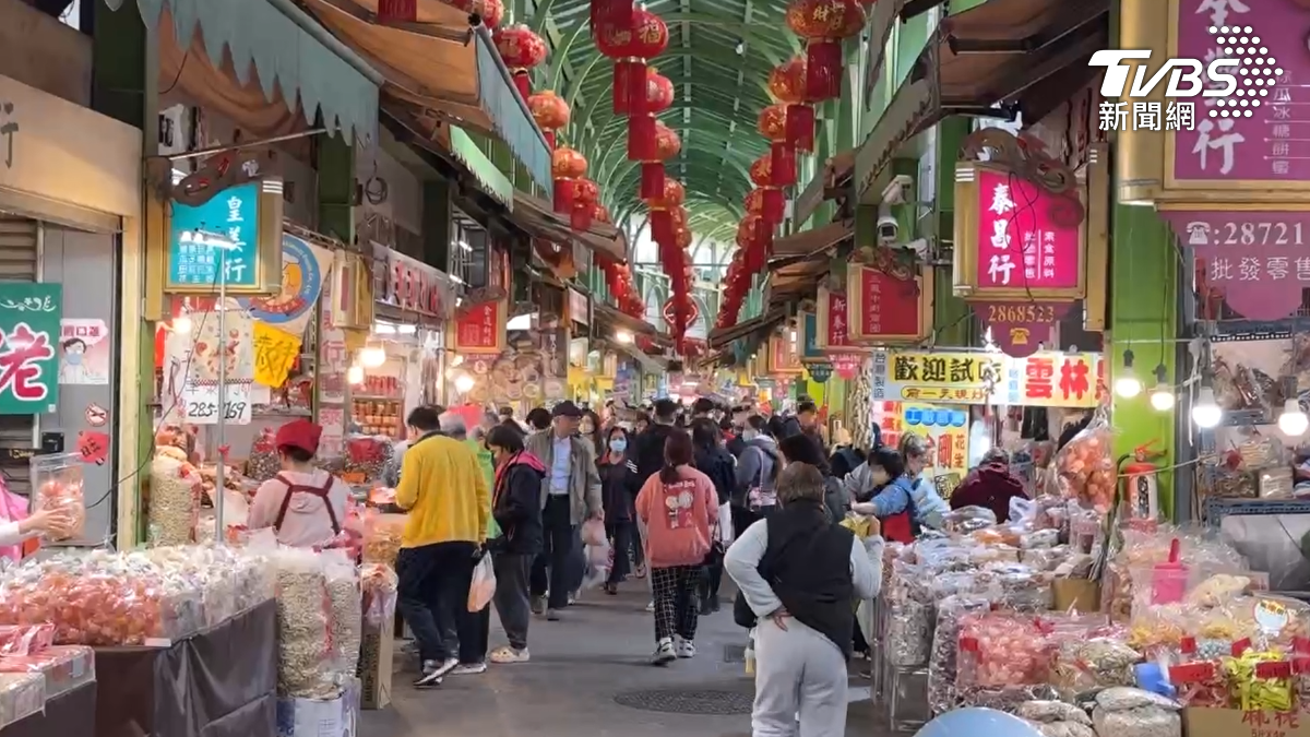 三鳳中街近日購買年貨量大增,散糖進貨價也跟著上漲,部分店家也微幅調整售價。(圖/TVBS)