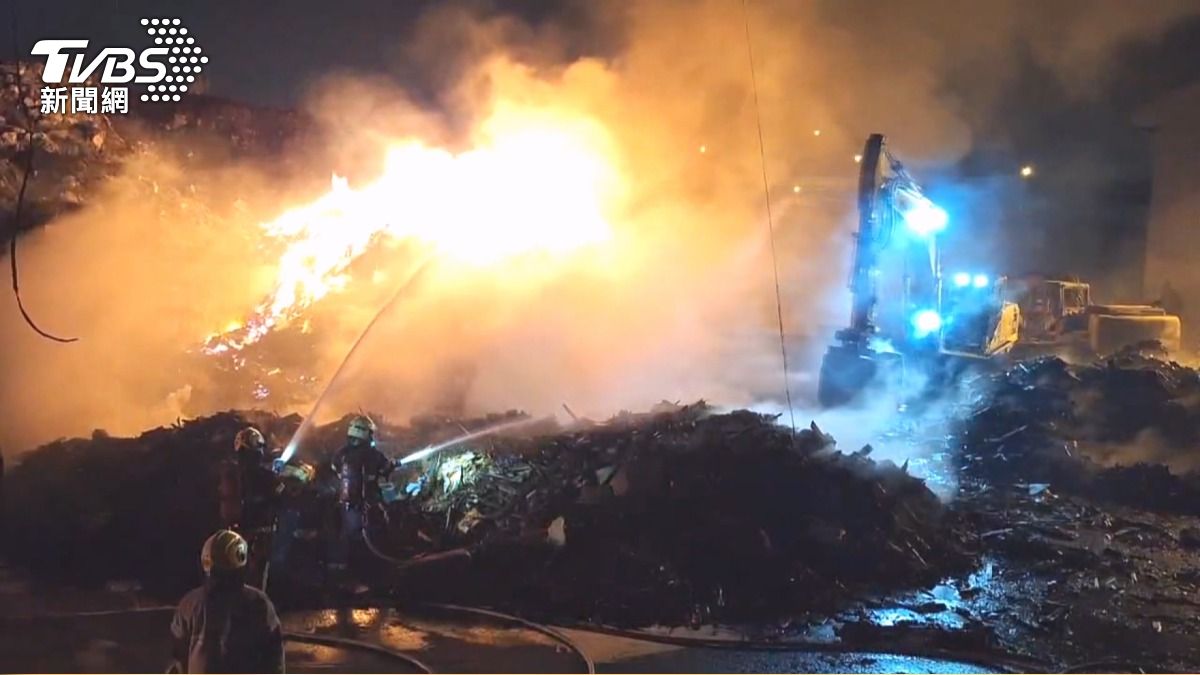 南投垃圾場狂燒「彈簧床剩骨架」！高壓電線在上方消防超緊張。(圖／TVBS)