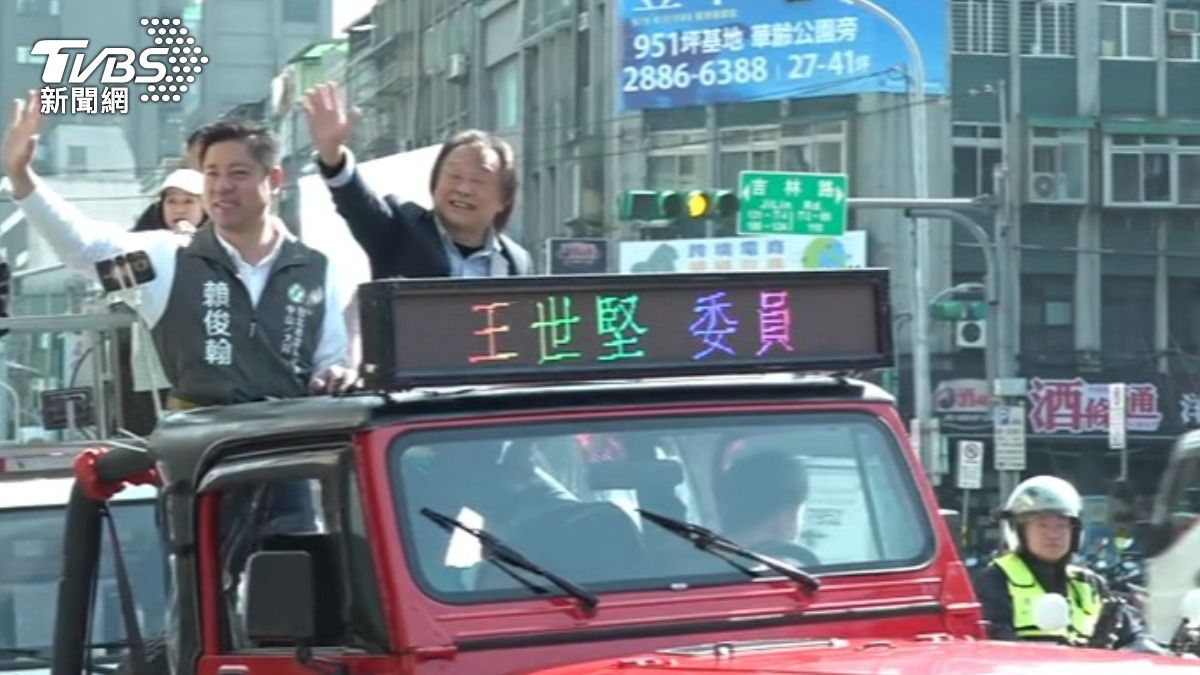 王世堅陪同辦公室主任賴俊翰車掃，否認與何志偉人馬較勁。（圖／TVBS）
