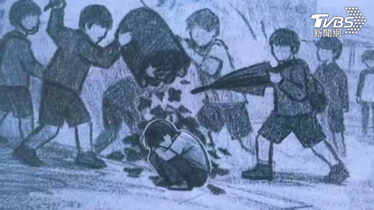 高雄楠梓區一間安親班發生霸凌事件,家長拿出自製的AI圖片,控訴孩子在安親班受到同學不當對待。(圖/TVBS)